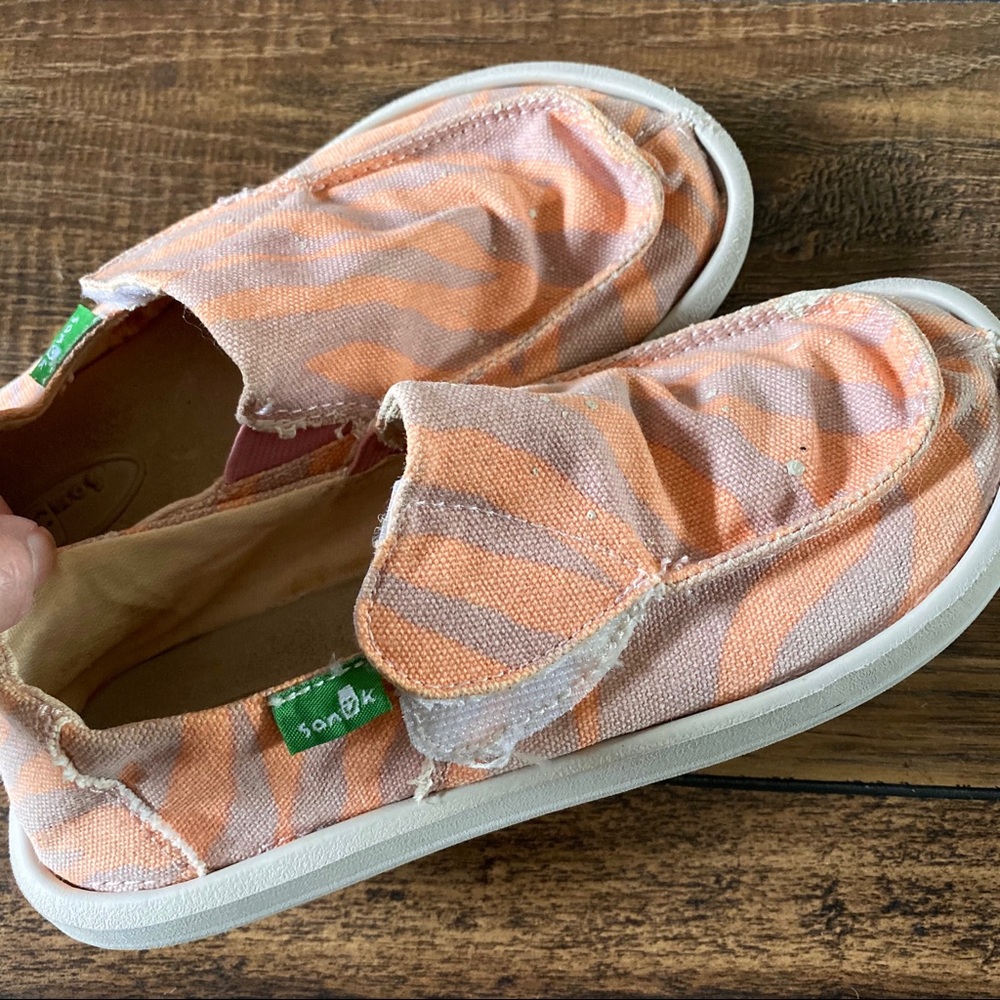 Sanuk girls closed shoe